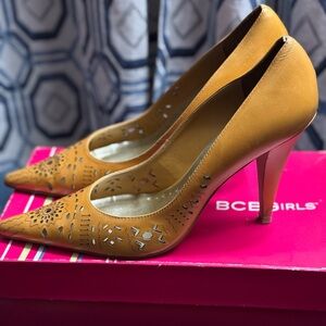 BCBG Leather pumps